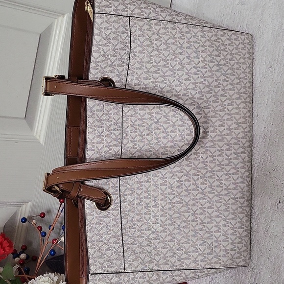 Michael Kors Large Jet Set Tote - Picture 4 of 7